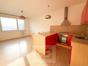 Moderní 1+kk s dostatkem světla a úložného prostoru, cena 16000 CZK / objekt / měsíc, nabízí Bohemian Estates International s.r.o.
