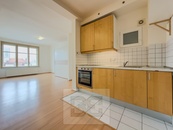 Pronájem bytu 2+kk 40 m2 nedaleko metra, cena 17500 CZK / objekt / měsíc, nabízí Bohemian Estates International s.r.o.