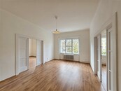 Nabízíme k pronájmu nově renovovaný, nezařízený byt 3+1 (101 m2) s lodžií, výtahem a sklepem, v Dejvicích, Praha 6. Byt je vhodný pro rodiny s dětmi nebo studenty včetně cizinců., cena 35000 CZK / objekt / měsíc, nabízí iReality s.r.o.