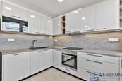 Pronájem zrekonstruovaného bytu 3+1 s lodžií, 68 m² Praha 10, Strašnice, cena 25000 CZK / objekt / měsíc, nabízí Realitní kancelář CENTRUM s.r.o.