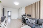 Pronájem bytu 2+1 s balkónem 51 m², Praha 10 - Strašnice, cena 22500 CZK / objekt / měsíc, nabízí Realitní kancelář CENTRUM s.r.o.