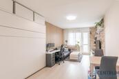 Pronájem bytu 2+1 s balkónem 51 m², Praha 10 - Strašnice, cena 22500 CZK / objekt / měsíc, nabízí Realitní kancelář CENTRUM s.r.o.