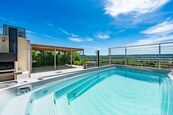 Výjimečný penthouse 5+kk | 260 m | 3 terasy | privátní wellness s bazénem a jacuzzi | 3 parkovací st, cena 38500000 CZK / objekt, nabízí 
