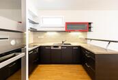 Pronájem bytu 2+kk s terasou a garážovým stáním, 56 m², Chlebovická, Praha 9 Letňany, cena 25000 CZK / objekt / měsíc, nabízí Hychka Reality s.r.o.
