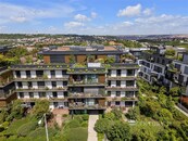 Prodej bytu 4KK, 110 m2, 2 terasy 33m2 , soukromý vstup na zahradu jen pro rezidenty ,garáž pro 2 auta Sakura Praha Košíře, cena 21990000 CZK / objekt, nabízí 