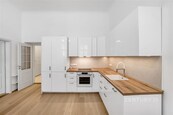 Stylový byt 2+kk na Praze 1. Cihlový dům. Dubové parkety, vysoké stropy, designová koupelna., cena 29900 CZK / objekt / měsíc, nabízí CENTURY 21 Premium
