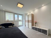 Moderně zařízený a světlý byt 2+kk s lodžií v klidné části Prahy 17 Řepy, cena 26000 CZK / objekt / měsíc, nabízí CENTURY 21 Ruby