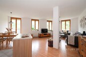 Prostorný byt 100 m2 3+kk s balkónem 17,7 m2, sdílenou zahradou a vlastním garážovým stáním, cena 14499000 CZK / objekt, nabízí CENTURY 21 Ruby
