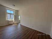 Zrekonstruovaný byt 2+kk, 3.patro bez výtahu, Korunovační ul., Praha 7, cena 19900 CZK / objekt / měsíc, nabízí CENTURY 21 Ruby