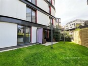 Útulný byt 1+kk s terasou a předzahrádkou v projektu Viladomy Na Vackově, Olgy Havlové, Praha 3, cena 22000 CZK / objekt / měsíc, nabízí CENTURY 21 Ruby
