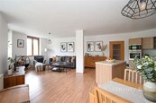 Prostorný byt 100 m2 3+kk s balkónem 17,7 m2, sdílenou zahradou a vlastním garážovým stáním, cena 14250000 CZK / objekt, nabízí 