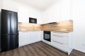 Pronájem novostavby 2 + kk s balkonem, parkovacím stáním a sklepem, cena 22000 CZK / objekt / měsíc, nabízí LeoReal