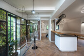 Pronájem atyp. mezonetového bytu 2+kk s ateliérem, 118,5 m2, v RD, Praha 4 - Podolí, ul.Dvorecká, cena 45000 CZK / objekt / měsíc, nabízí RK Group realitní kancelář