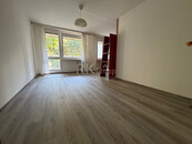 Pronájem bytu 3+kk, 72,42 m2 s lodžií, 2 šatnami a garáží, Praha 5 - Košíře, ul. Dubrovnická, cena 27000 CZK / objekt / měsíc, nabízí RK Group realitní kancelář